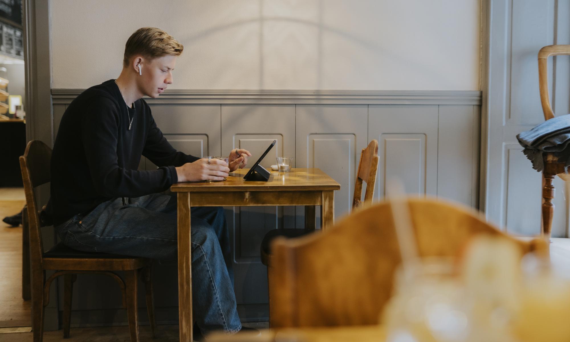 Guy in coffeehouse with computer