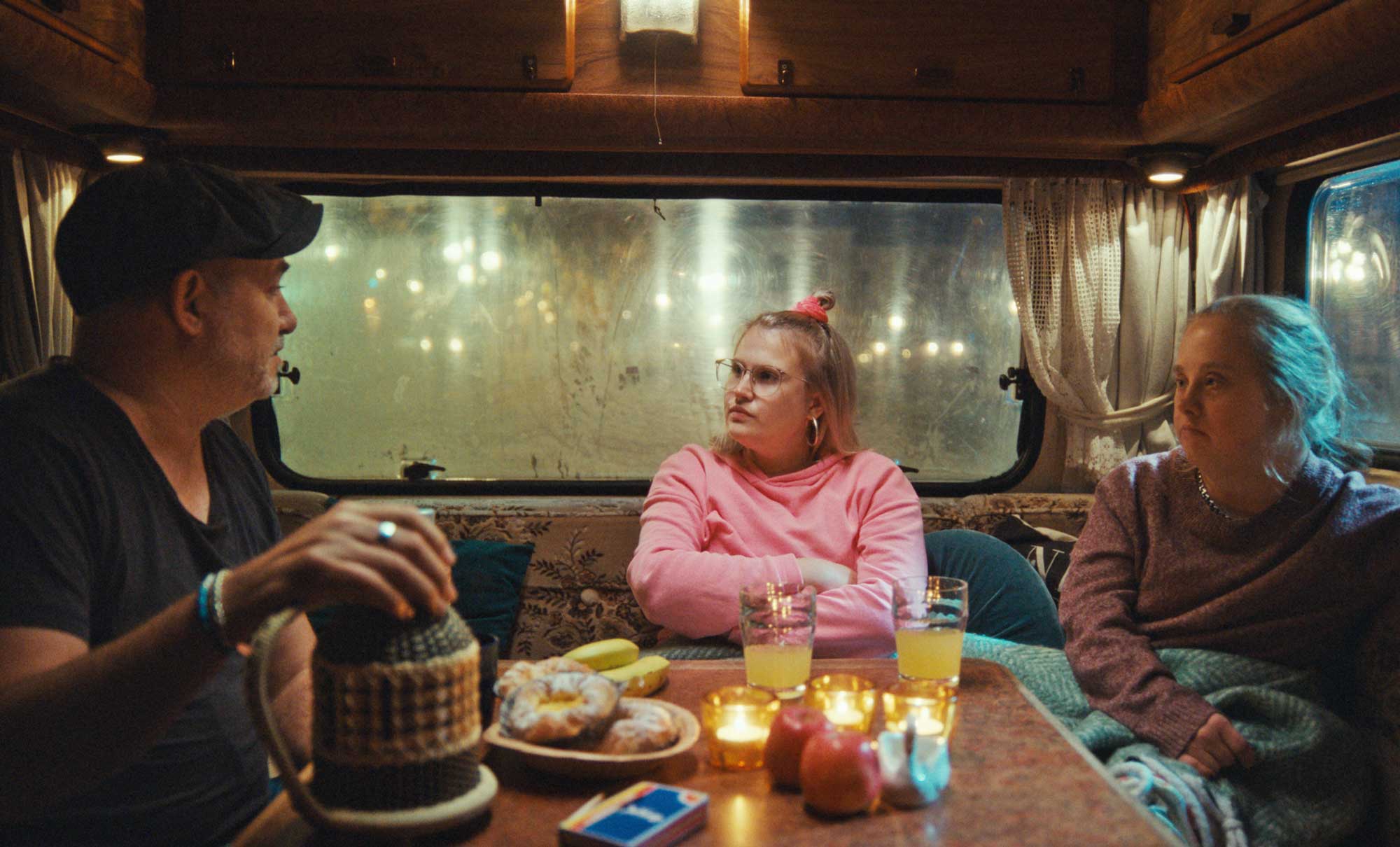 Pär, emma and Ida in a caravan