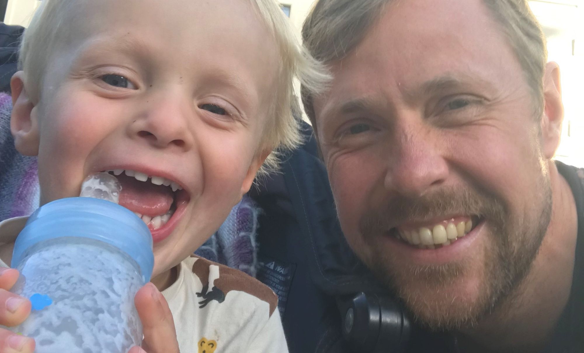 Gustaf och hans son ler in i kameran