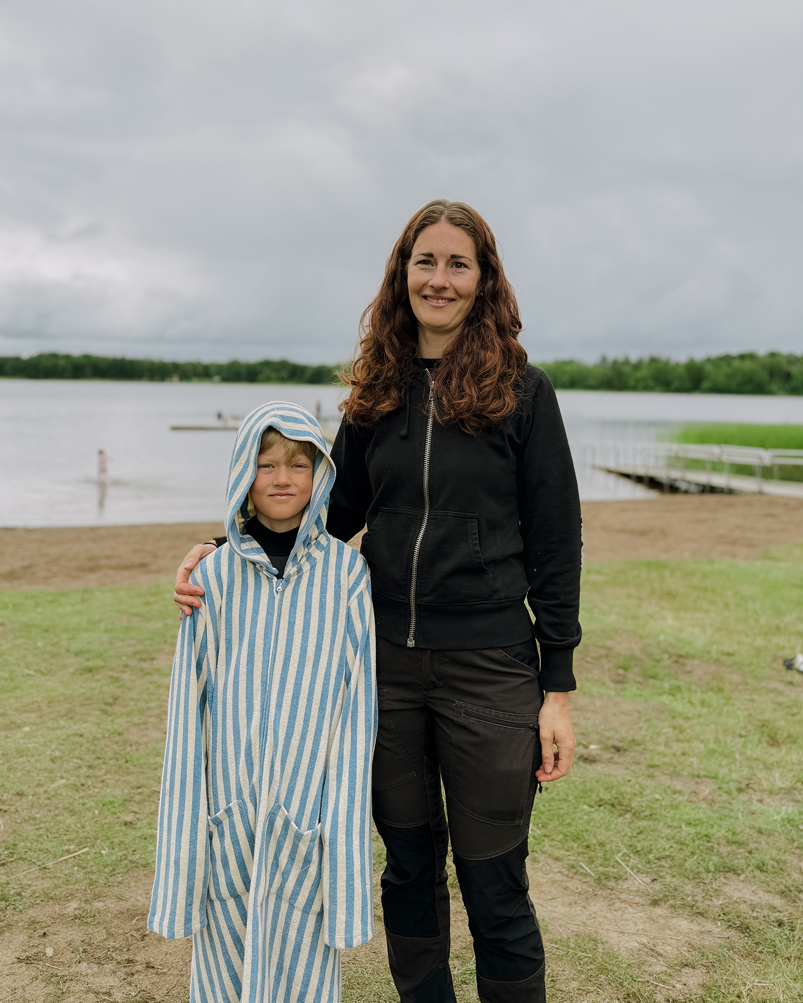 Mamma och son vid sjön Åsnen