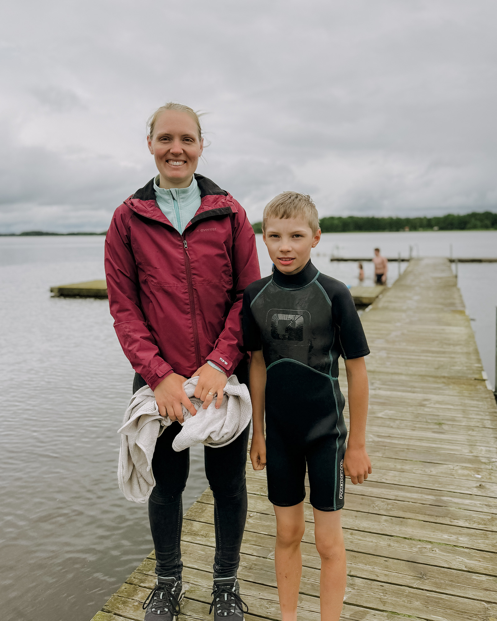 Mamma och son vid sjön Åsnen